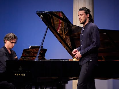 El barítono Andrè Schuen y el pianista Daniel Heide, el miércoles durante su recital en Granada.