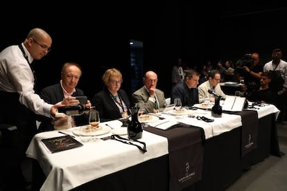 Jurado de la VIII Copa Jerez. De izquierda a derecha, JC Capel; Sarah Jane, master of wine; Beltrán Domecq, presidente del Consejo Regulador; Pitu Roca, sumiller y François Chartier, experto en armonías gastronómicas