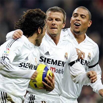 Jugadores del Madrid celebran un tanto ante el Zaragoza.