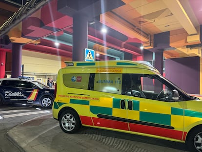 Una ambulancia del Summa y una patrulla de la Policía Nacional, anoche en la estación de Fuenlabrada.