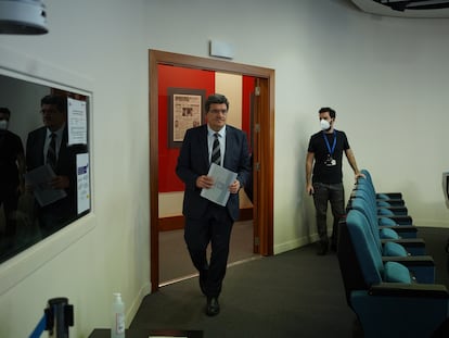 El ministro de Inclusión y Seguridad Social, José Luis Escrivá, entrando en la sala de prensa de La Moncloa.