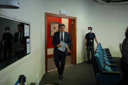 El ministro de Inclusión y Seguridad Social, José Luis Escrivá, entrando en la sala de prensa de La Moncloa.