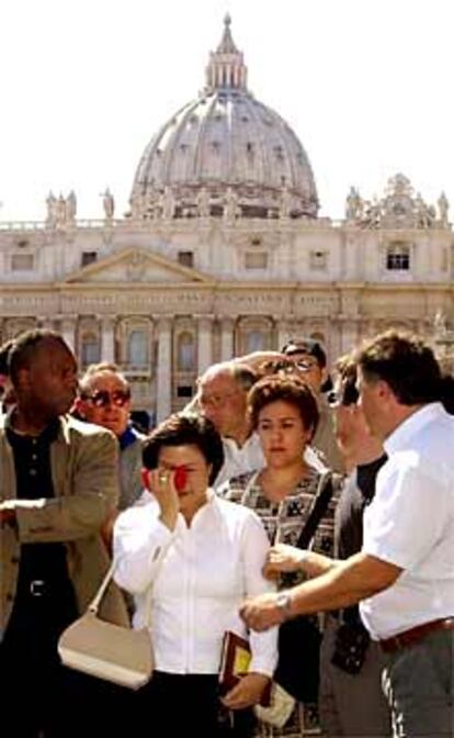 María Sung llora ante la basílica de San Pedro.