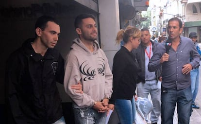 Alejandro Radetic sale de la fiscalía de Buenos Aires donde fue interrogado.