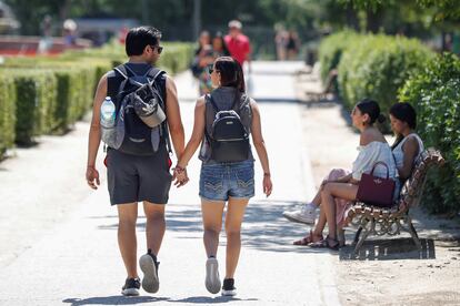 Una pareja de jóvenes paseando, en una imagen de archivo.