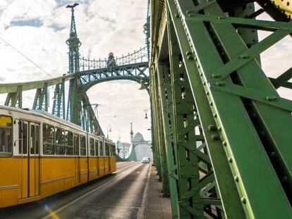 Un tranvía en Budapest. La capital húngara ha apostado por la tecnología para mejorar su tráfico urbano.