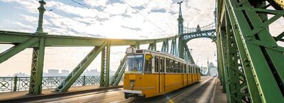 Un tranvía en Budapest. La capital húngara ha apostado por la tecnología para mejorar su tráfico urbano.