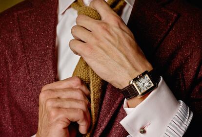 Reloj Cartier Tank Anglaise: el último de una saga que nació en 1917 y, en oro, perfecto para coordinar una sutil gama de ocres, burdeos y rosados a su alrededor. Chaqueta de lana Ermenegildo Zegna, camisa Mirto, corbata de baby alpaca Steve Mono y gemelos San Eduardo.