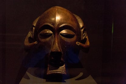 La máscara de Luba, labrada en madera, alberga dos cuernos de búfalo, considerado el animal más poderoso de África.