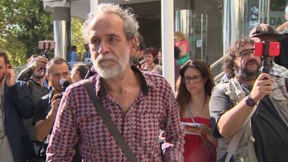 El actor Willy Toledo sale de los juzgados de Plaza de Castilla (Madrid) tras haber sido detenido.