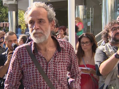 El actor Willy Toledo sale de los juzgados de Plaza de Castilla (Madrid) tras haber sido detenido.