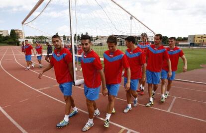 Los jugadores del Llagostera cargan con una porter&iacute;a.