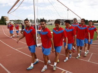 Los jugadores del Llagostera cargan con una porter&iacute;a.