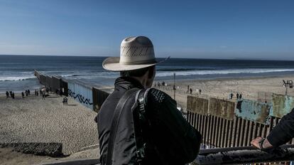 El muro fronterizo en Playas de Tijuana.