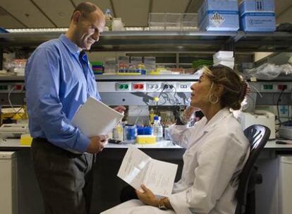 Juan Carlos Izpisúa, director del Centro de Medicina Regenerativa de Barcelona, junto a la investigadora Anna Veiga.