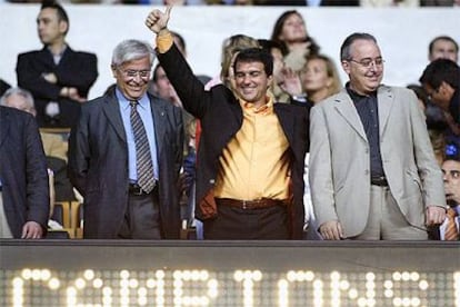 Joan Clos, Joan Laporta y Josep Bargalló, en el palco del Camp Nou.