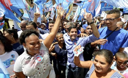 ACM Neto faz campanha pela reeleição em Salvador.