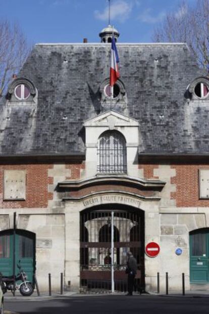 Entrada del Hospital Saint-Louis, en París.