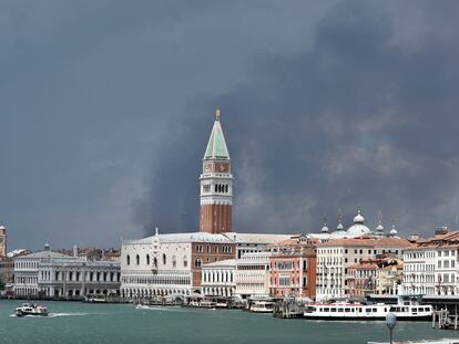 El campanario de San Marcos y el Gran Canal de Venecia, el viernes, bajo la nube provocada por la explosión de una central química cercana.