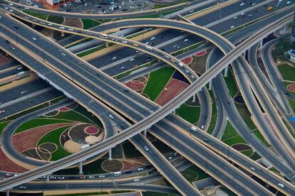 El monitoreo en tiempo real permite prever fallos en infraestructuras críticas, lo que extiende la vida útil de carreteras y autopistas.