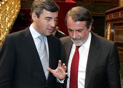 Ángel Acebes (izquierda) conversa en el Congreso de los Diputados con Jaime Mayor Oreja.