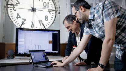 Agnitio chief Javier Castaño and technician Antonio Moreno show a voice-recognition test made using its Batvox system.