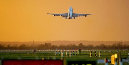 Un avi&oacute;n de British Airways despega en el aeropuerto de Heathrow