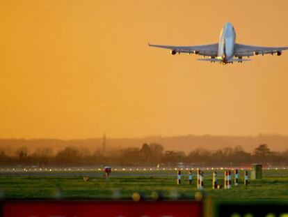 Un avi&oacute;n de British Airways despega en el aeropuerto de Heathrow