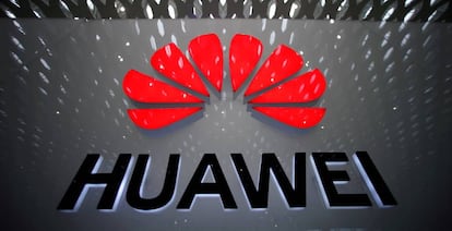 Logo de Huawei en el aeropuerto de Shenzhen.