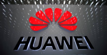 Logo de Huawei en el aeropuerto de Shenzhen. 