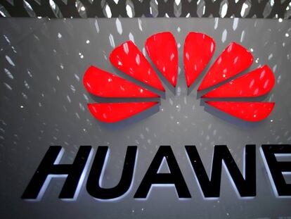 Logo de Huawei en el aeropuerto de Shenzhen. 