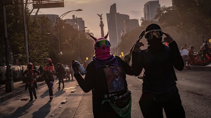 Un grupo de mujeres participa en la marcha del 25-N en Ciudad de México el día 25 de noviembre de 2021. Colectivos feministas y sociedad civil participaron en la marcha convocada en varias ciudades del mundo para protestar y erradicar la violencia en contra de la mujer.