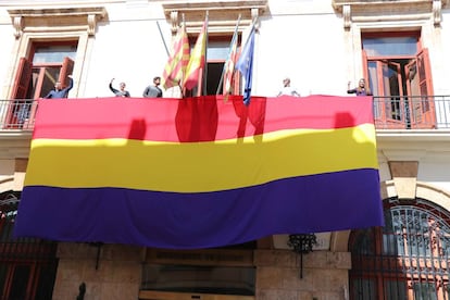 La bandera tricolor que durante unos minutos ha colgado del balcón del Ayuntamiento de Sagunto en homenaje al 87 aniversario de la II República.