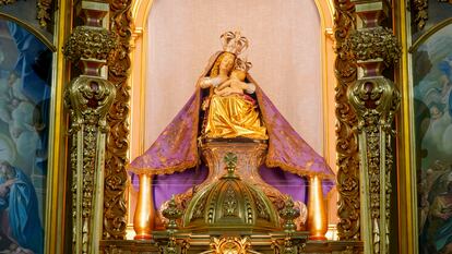 La Virgen del Puerto de Plasencia, en el interior de la ermita donde se venera.