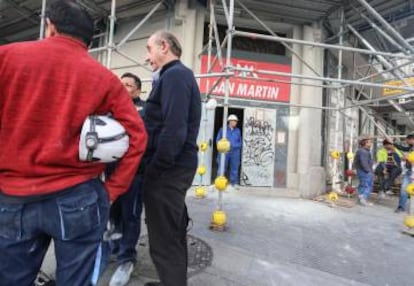 Compañeros del trabajador fallecido en las obras del hotel propiedad de Cristiano Ronaldo en Gran Vía 29.