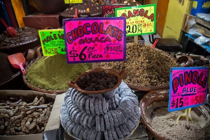 Oaxaca es uno de los bastiones gastronómicos de México. Mezcal, quesillo, tamales, tlayudas (tortillas de maíz duras rellenas de carne, queso, verdura y frijoles), chapulines (saltamontes), moles y, cómo no, chocolate. Algunos historiadores creen que en el siglo XVI un grupo de monjas de un convento oaxaqueño decidió agregar azúcar y canela a la bebida de cacao para rebajarle el amargor y… el resto es historia para deleite de todo el planeta. De ahí que uno de los sobrenombres del estado sea la cuna del chocolate. Curiosamente, la mayor parte del afamado chocolate de Oaxaca se elabora con cacao de Tabasco y Chiapas.  
