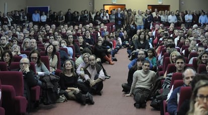 La asamblea de farmac&eacute;uticos en el Colegio de M&eacute;dicos de Valencia se prolong&oacute; ayer hasta bien entrada la noche. 