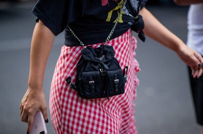 Una mujer lleva una pequeña mochila de nailon negro de Prada el pasado junio, durante la semana de la moda de Milán.