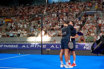 Arturo Coello y Agustín Tapia, pareja número uno del mundo, celebran su victoria en el Paris Major de Premier Padel