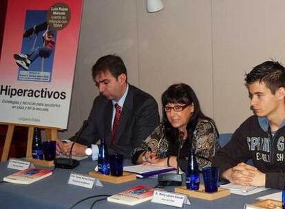 Mario Lázaro (a la derecha), Teresa Moras y el doctor Alberto Fernández Jaén.