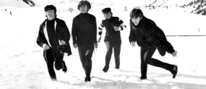 Los Beatles jugando en la nieve, en Austria, durante el rodaje de su pelicula &#039;Help!&#039;
 
 