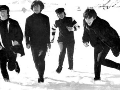 Los Beatles jugando en la nieve, en Austria, durante el rodaje de su pelicula &#039;Help!&#039;
 
 