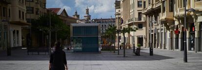 La comercial Avenida Carlos III de Pamplona vacía por sus tiendas cerradas.