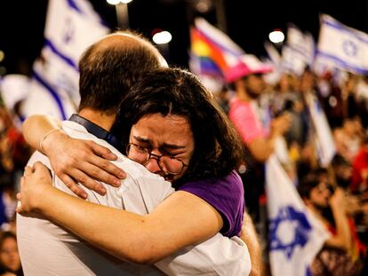 Protesters hug each other as they demonstrate, following a parliament vote on a contested bill that limits Supreme Court powers to void some government decisions, near the Knesset, Israel's parliament in Jerusalem July 24, 2023. REUTERS/Amir Cohen