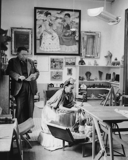 Diego Rivera y Frida Kahlo en su estudio en 1945.