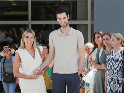 Sergio Rico y su mujer, Alba Silva, a la salida del hospital este viernes tras recibir el alta.