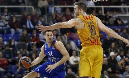 Claver trata de frenar a Heurtel.