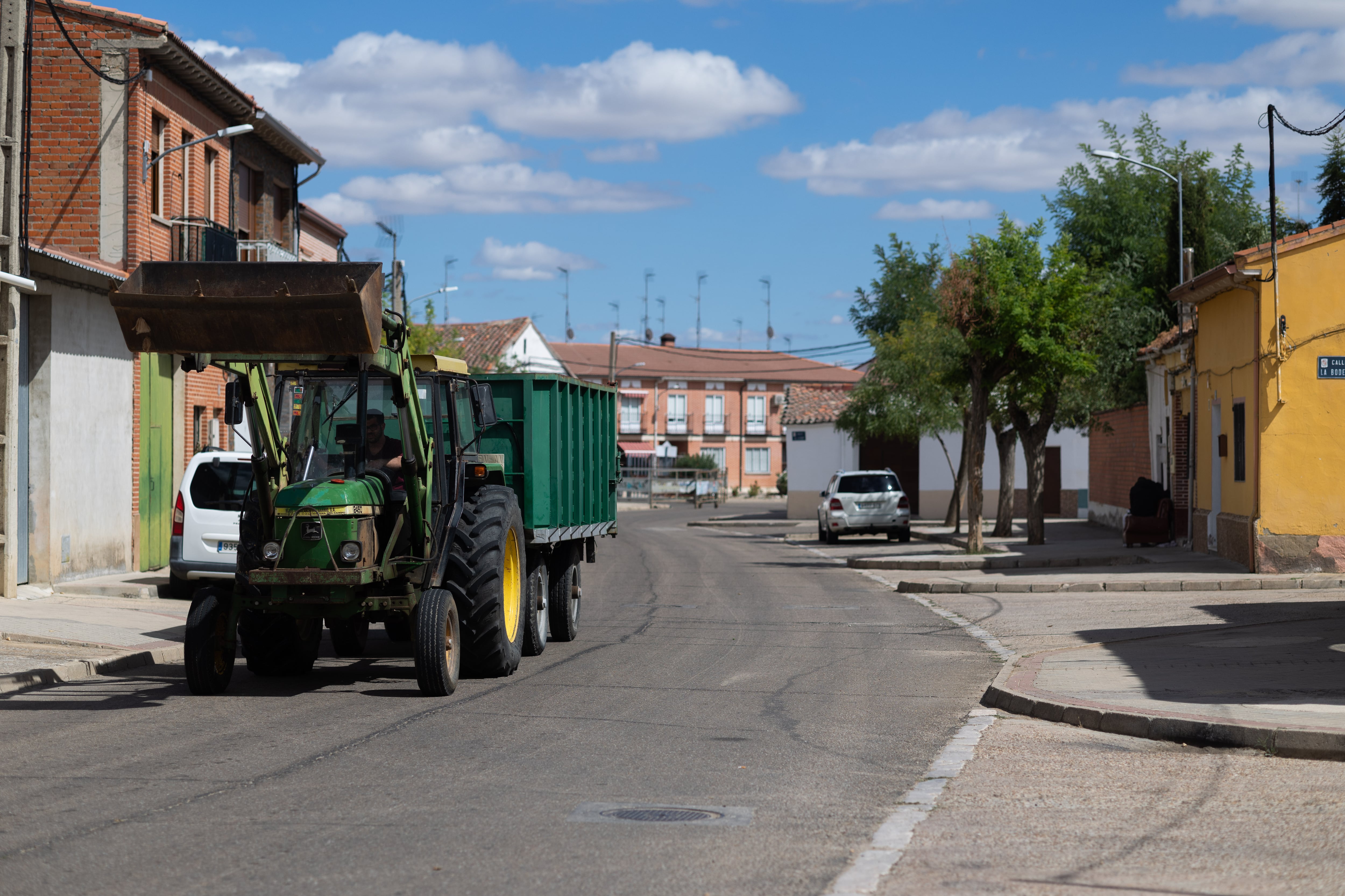 Un tractor pasa por una de las calles donde residen los trabajadores del campo.