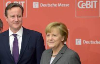 La canciller alemana, Angela Merkel, y el primer ministro británico, David Cameron, inauguraron hoy la feria informática CeBIT.