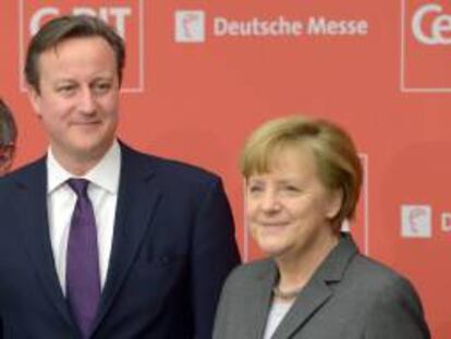 La canciller alemana, Angela Merkel, y el primer ministro británico, David Cameron, inauguraron hoy la feria informática CeBIT.